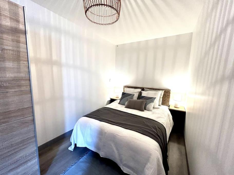 Cote Cour - Appartement En Plein Centre-Ville & Proche Des Thermes Rochefort  Zewnętrze zdjęcie